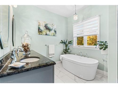 206 Pauline Tom Avenue, Kingston, ON - Indoor Photo Showing Bathroom
