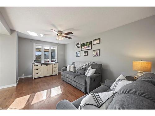 1466 Adams Avenue, Kingston, ON - Indoor Photo Showing Living Room