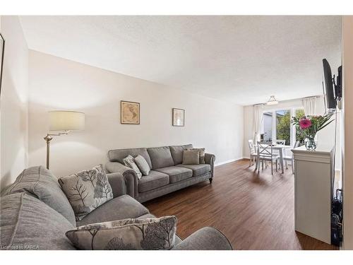 1026 Waterbury Crescent, Kingston, ON - Indoor Photo Showing Living Room