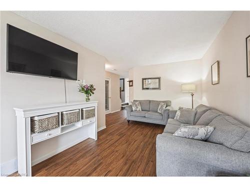 1026 Waterbury Crescent, Kingston, ON - Indoor Photo Showing Living Room