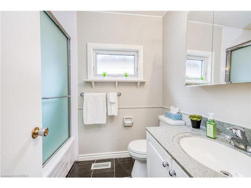 954 Old Colony Road, Kingston, ON - Indoor Photo Showing Bathroom