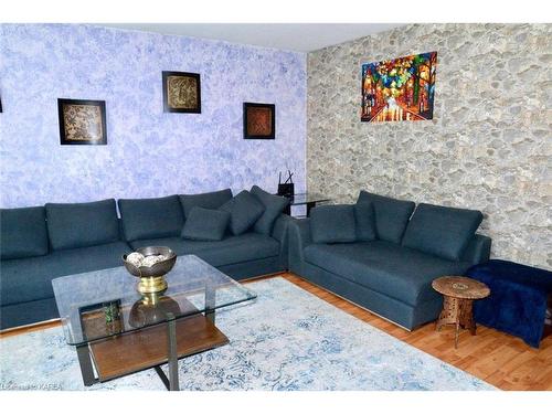94-131 Rosemund Crescent, Kingston, ON - Indoor Photo Showing Living Room