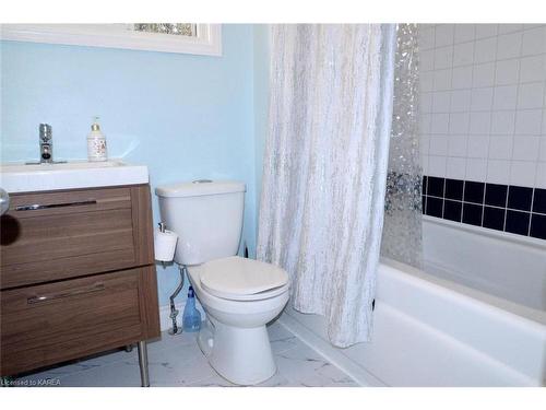 94-131 Rosemund Crescent, Kingston, ON - Indoor Photo Showing Bathroom