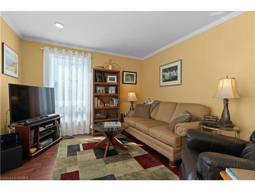 202 Alwington Place, Kingston, ON - Indoor Photo Showing Living Room