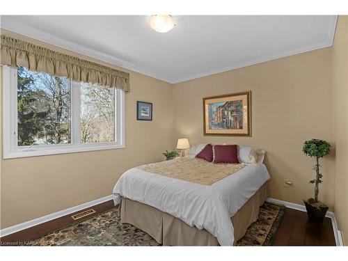 202 Alwington Place, Kingston, ON - Indoor Photo Showing Bedroom