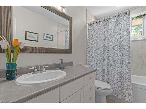 202 Alwington Place, Kingston, ON - Indoor Photo Showing Bathroom