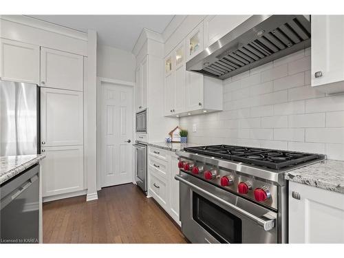 528 Savannah Court, Kingston, ON - Indoor Photo Showing Kitchen With Upgraded Kitchen