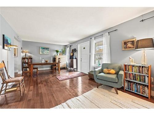 101 Carleton Street, Kingston, ON - Indoor Photo Showing Living Room