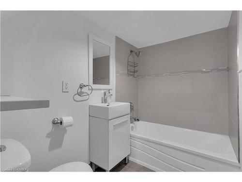 19 College Street, Kingston, ON - Indoor Photo Showing Bathroom