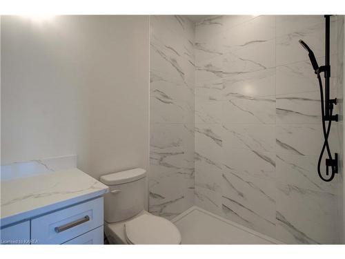 4100 Moreland-Dixon Road, Inverary, ON - Indoor Photo Showing Bathroom