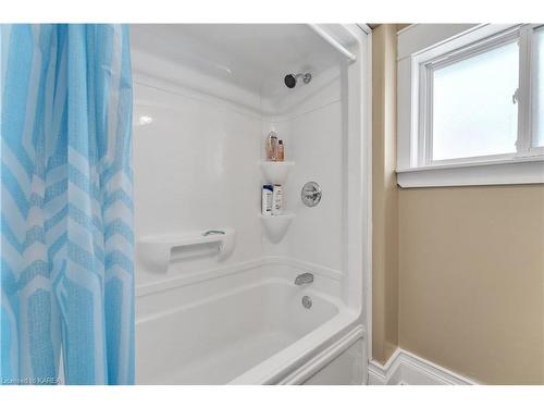 145 Macdonnell Street, Kingston, ON - Indoor Photo Showing Bathroom