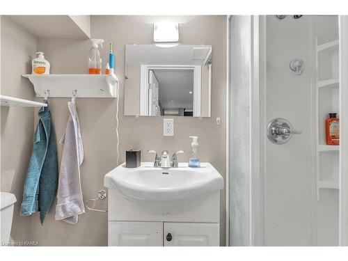 145 Macdonnell Street, Kingston, ON - Indoor Photo Showing Bathroom