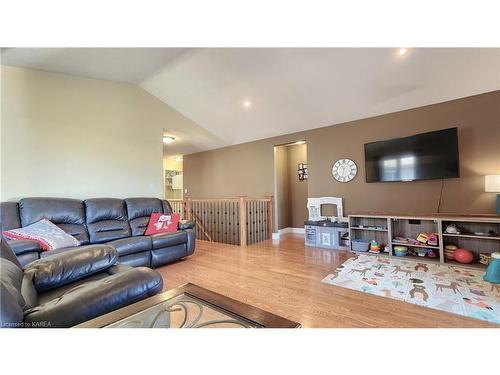790 Lotus Avenue, Kingston, ON - Indoor Photo Showing Living Room