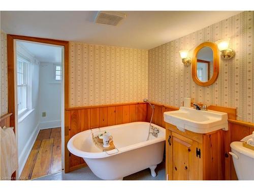 162 Mowat Avenue, Kingston, ON - Indoor Photo Showing Bathroom