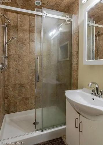 240 Nelson Street, Kingston, ON - Indoor Photo Showing Bathroom