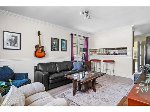 197 Kingscourt Avenue, Kingston, ON - Indoor Photo Showing Living Room