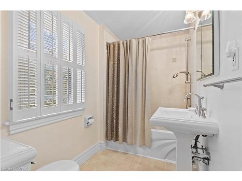 72 Collingwood Street, Kingston, ON - Indoor Photo Showing Bathroom