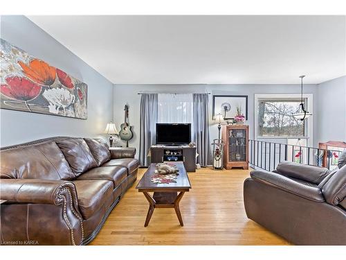 102 Wright Place, Greater Napanee, ON - Indoor Photo Showing Living Room