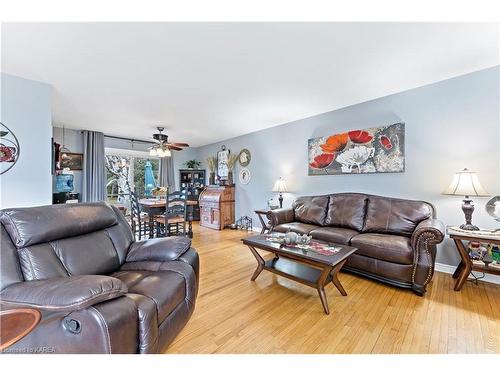 102 Wright Place, Greater Napanee, ON - Indoor Photo Showing Living Room