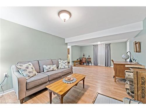 102 Wright Place, Greater Napanee, ON - Indoor Photo Showing Living Room