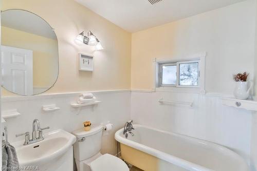 4004 Hiawatha Lane, Battersea, ON - Indoor Photo Showing Bathroom
