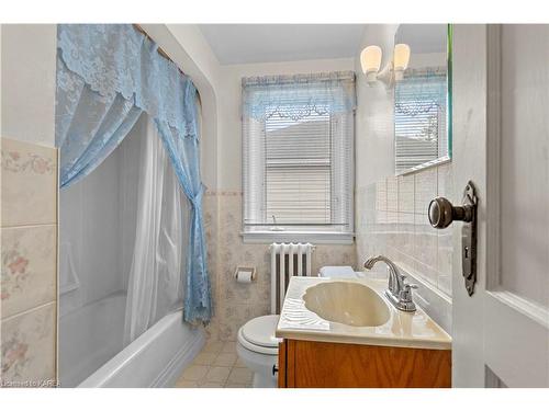 226 Helen Street, Kingston, ON - Indoor Photo Showing Bathroom