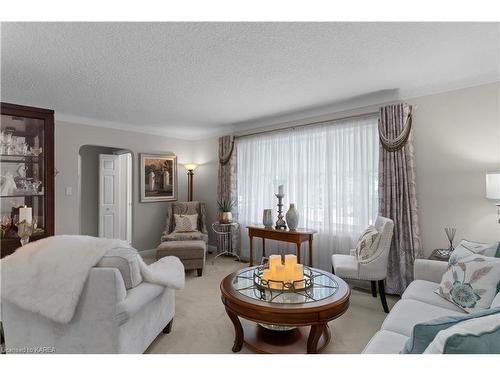 367 Mcewen Drive, Kingston, ON - Indoor Photo Showing Living Room