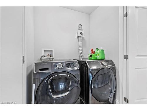 216 Pratt Drive, Amherstview, ON - Indoor Photo Showing Laundry Room