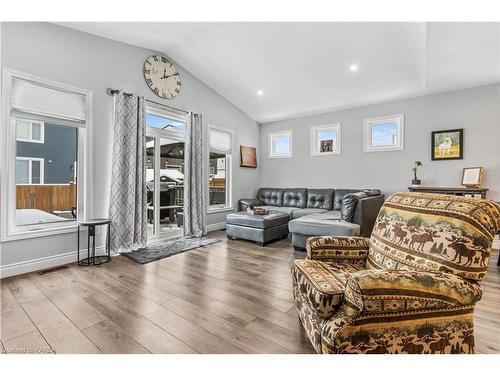 216 Pratt Drive, Amherstview, ON - Indoor Photo Showing Living Room
