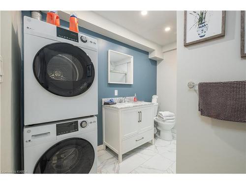 320 Queen Street, Kingston, ON - Indoor Photo Showing Laundry Room