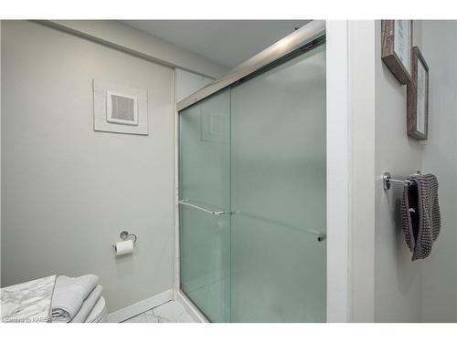 320 Queen Street, Kingston, ON - Indoor Photo Showing Bathroom