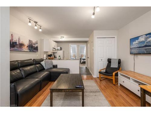320 Queen Street, Kingston, ON - Indoor Photo Showing Living Room
