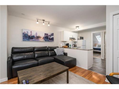 320 Queen Street, Kingston, ON - Indoor Photo Showing Living Room