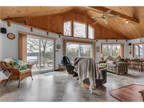 14 Downie Island, Lansdowne, ON - Indoor Photo Showing Living Room