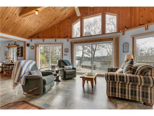 14 Downie Island, Lansdowne, ON - Indoor Photo Showing Living Room