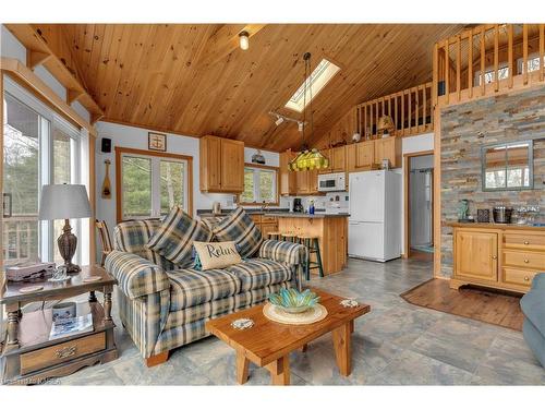 14 Downie Island, Lansdowne, ON - Indoor Photo Showing Living Room