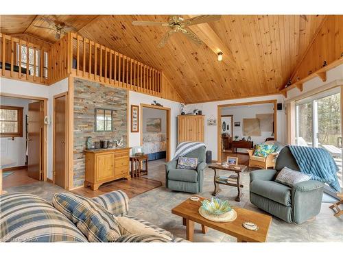 14 Downie Island, Lansdowne, ON - Indoor Photo Showing Living Room