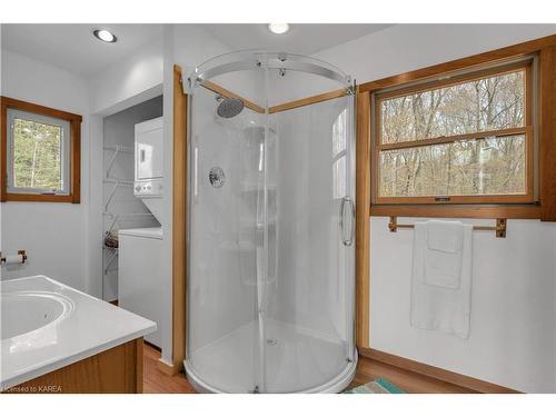 14 Downie Island, Lansdowne, ON - Indoor Photo Showing Bathroom