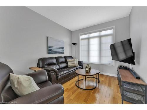 995 Swanfield Street, Kingston, ON - Indoor Photo Showing Living Room