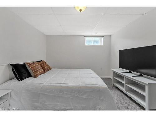 995 Swanfield Street, Kingston, ON - Indoor Photo Showing Bedroom