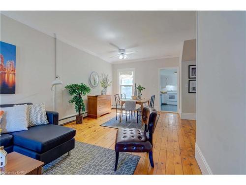68 Livingston Avenue, Kingston, ON - Indoor Photo Showing Living Room