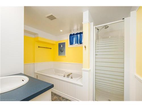 727 Aylmer Crescent, Kingston, ON - Indoor Photo Showing Bathroom