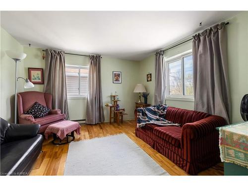 130 James Street, Kingston, ON - Indoor Photo Showing Living Room