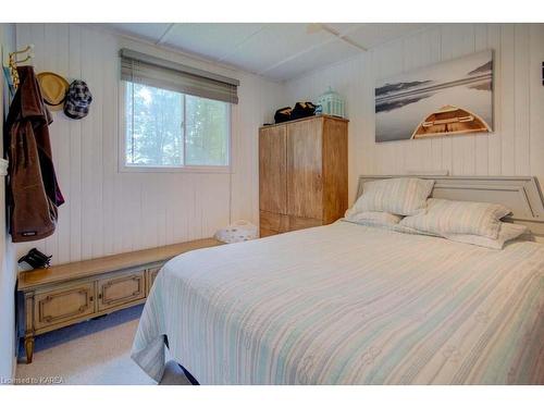272 Cedar Sands Roadway, Lyndhurst, ON - Indoor Photo Showing Bedroom