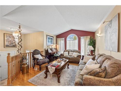 204 Ellesmeer Avenue, Kingston, ON - Indoor Photo Showing Living Room