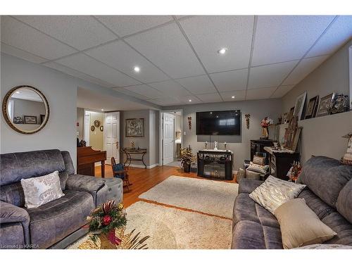 204 Ellesmeer Avenue, Kingston, ON - Indoor Photo Showing Living Room