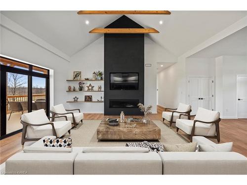 953 County Road 7, Napanee, ON - Indoor Photo Showing Living Room