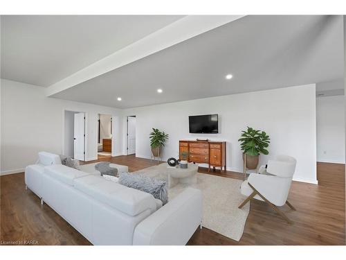 953 County Road 7, Napanee, ON - Indoor Photo Showing Living Room