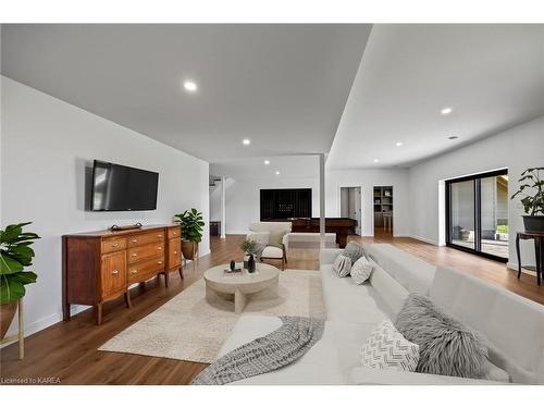 953 County Road 7, Napanee, ON - Indoor Photo Showing Living Room