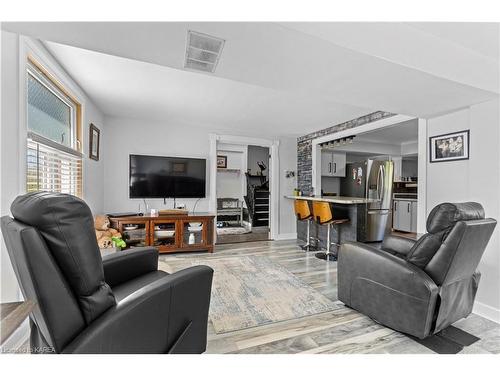 1664 Code Street, Kingston, ON - Indoor Photo Showing Living Room